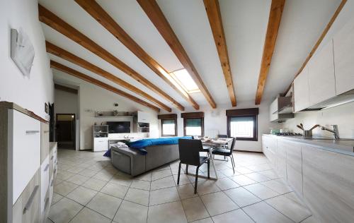 cocina y sala de estar con sofá y mesa en Le Dolci Mura Montagnana, en Montagnana