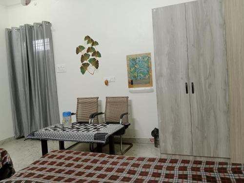 Hari Sharnam Home Stay tesisinde bir oturma alanı