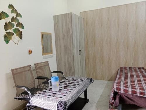 Hari Sharnam Home Stay tesisinde bir oturma alanı