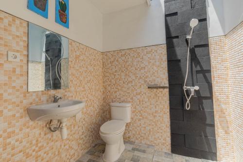 y baño con aseo, lavabo y ducha. en Gapul pinpilinPauxa en Nusa Penida