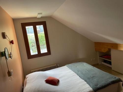 1 dormitorio con cama y ventana en Charmant T3- Vue Panoramique, en Sévrier
