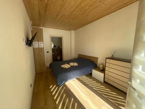 a bedroom with a bed and a wooden ceiling at Wild Side in Mollia
