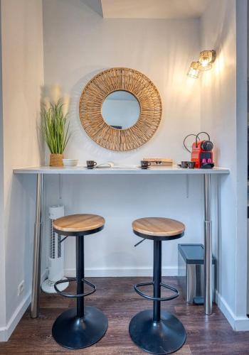 - une coiffeuse avec deux tabourets et un miroir dans l'établissement Le Charreton 1 I Ile Verte / CHU de Grenoble, à Grenoble