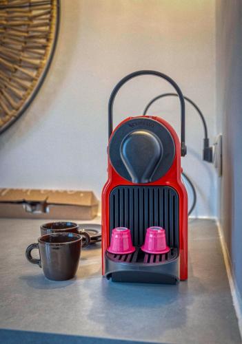 un grille-pain rouge assis au-dessus d'un comptoir dans l'établissement Le Charreton 1 I Ile Verte / CHU de Grenoble, à Grenoble