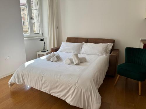 um quarto com uma cama com duas toalhas em ROMOLO 24-TRIESTE CENTER em Trieste