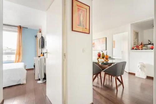 a dining room with a table and chairs in a room at Chambres privées, au cœur des sites olympiques in Saint-Denis