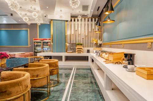 a restaurant with a bar with chairs and tables at Mehood Hotel Shanghai Lujiazui in Shanghai