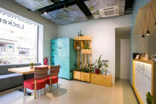 Pokój ze stołem, krzesłami i oknem w obiekcie Polis Apartments w Salonikach
