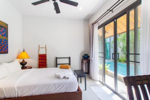 Katil atau katil-katil dalam bilik di Stylish 3BR Pool Villa Onyx H4, Gated Residence, Near Rawai & Naiharn Beach