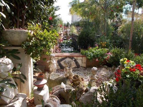 a garden with a bunch of plants and flowers at B&B Il Giardino Acquatico in Coppito