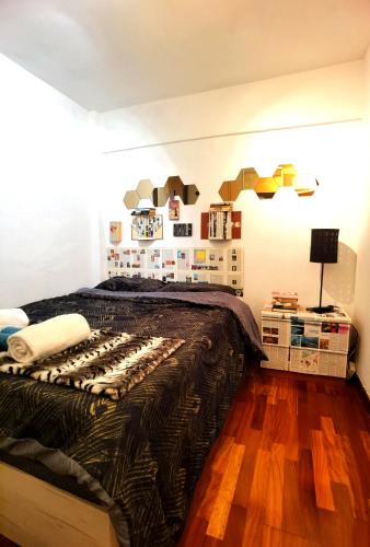 ein Schlafzimmer mit einem Bett mit einer schwarzen Bettdecke in der Unterkunft Ganga Room 1 in Bilbao
