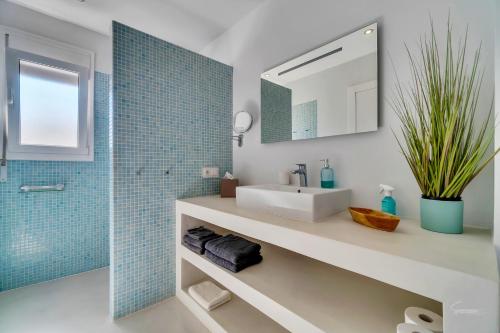 a bathroom with a sink and a mirror at Casa la Naranja Boutique B&B in Pedreguer