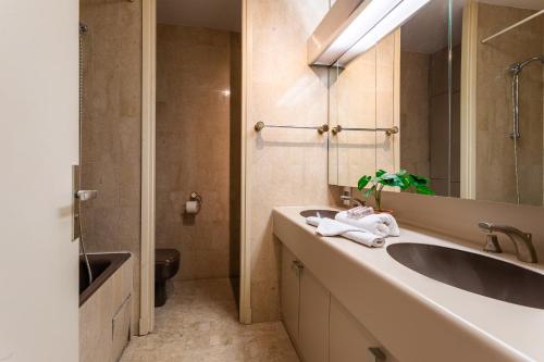 une salle de bain avec un lavabo et un miroir dans l'établissement Residence Gray d'Albion 2P BLA584, à Cannes