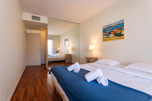 une chambre avec deux lits avec des serviettes dessus dans l'établissement Residence Gray d'Albion 2P BLA584, à Cannes