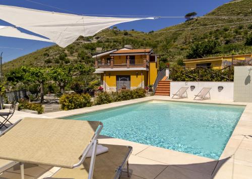 Villa con piscina y casa en A casa dù Rumanu - Taormina, en Castelmola
