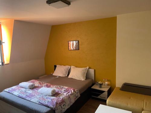1 dormitorio pequeño con 1 cama y 1 sofá en Cloud 9 Hostel en Plovdiv