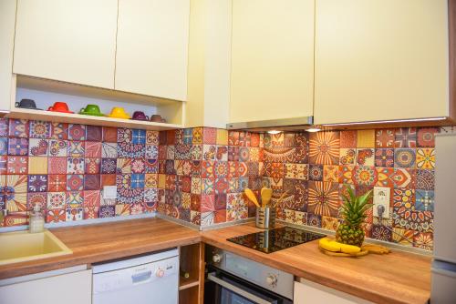 kuchnia z kolorowymi płytkami na ścianie w obiekcie Charming sunny apartment+swimming pool w miejscowości Sweti Konstantin i Sweta Elena