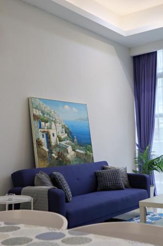 5 pax Santorini Colour Themed Suite at Paradigm Mall,PJにあるシーティングエリア