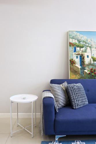 5 pax Santorini Colour Themed Suite at Paradigm Mall,PJにあるシーティングエリア