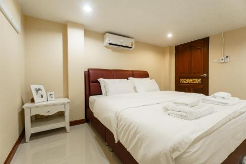 1 dormitorio con 1 cama grande y toallas. en The Crystal Ranong, en Ban Lum Than
