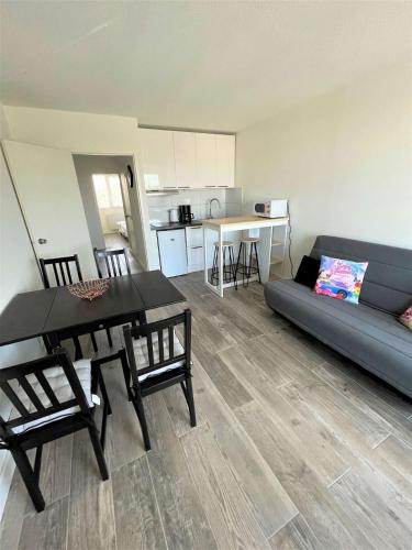 un salon avec un canapé et une table dans l'établissement Réf 558 Seignosse océan, bel appartement classé 1 étoile VUE MER , proche plage et centre, 4 personnes, à Seignosse
