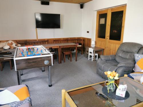 - un salon avec un canapé et une table dans l'établissement Penzion Zoom, à Albrechtice v Jizerských horách