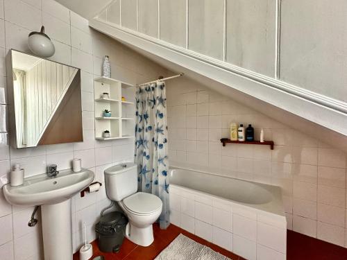 uma casa de banho com um lavatório, um WC e uma banheira em Alcantara 2 Bedrooms Apartment em Lisboa