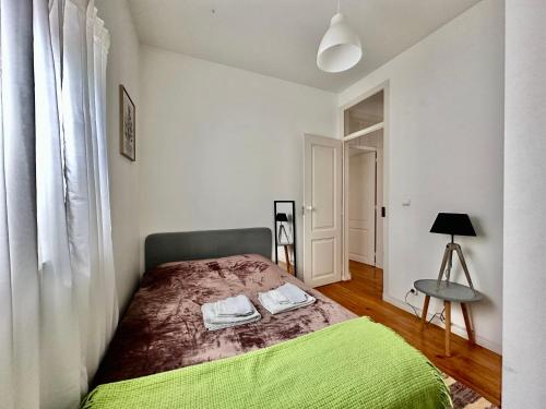 um quarto com uma cama com duas toalhas em Alcantara 2 Bedrooms Apartment em Lisboa