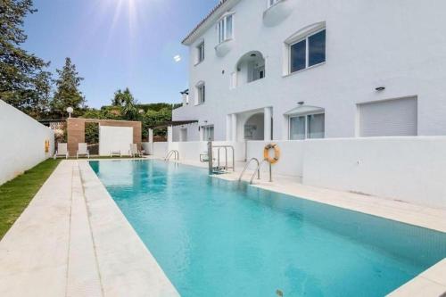 Increíble bajo con jardín y piscina - Puerto Banús