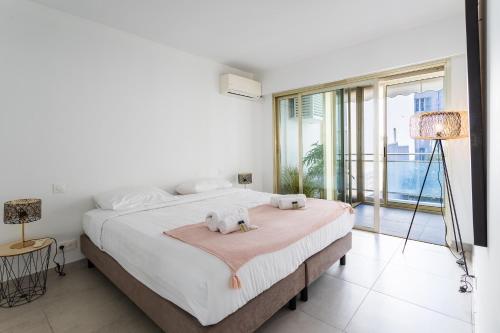 une chambre avec un lit avec deux serviettes dessus dans l'établissement OMAN1 Magnifique et modern deux pieces, à Cannes