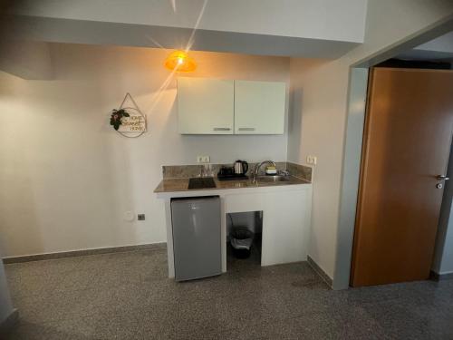Comfort Hotel Apartmentsにあるキッチンまたは簡易キッチン