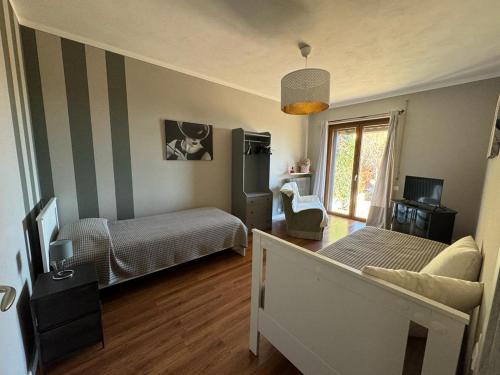 uma sala de estar com uma cama e um sofá em A CASA DI SISSI em Biella