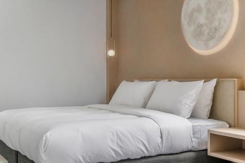 Ein Bett oder Betten in einem Zimmer der Unterkunft Moda & the Moon B&B