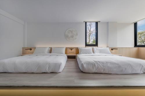 Ein Bett oder Betten in einem Zimmer der Unterkunft Moda & the Moon B&B