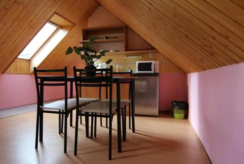 uma cozinha com mesa e cadeiras num quarto em Penzion Zoom em Albrechtice v Jizerskych horách