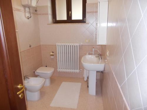 a bathroom with a toilet and a sink and a toilet at B&B Il Giardino Acquatico in Coppito