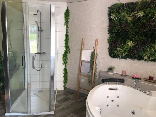 Das Bad ist mit einer Dusche und einer Badewanne ausgestattet. in der Unterkunft Appartement Romantique in Masevaux