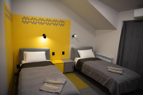 Postel nebo postele na pokoji v ubytování Готельні кімнати Bodro Clinic