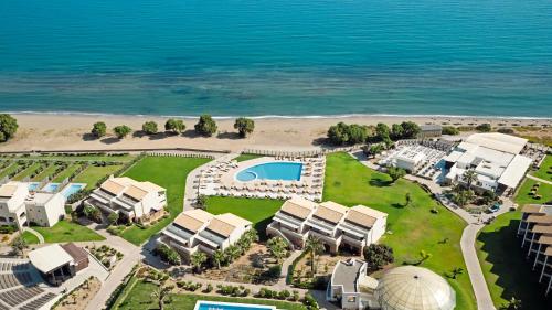 uma vista aérea de um resort perto do oceano em TUI Magic Life Candia Maris - Adults Only em Amoudara Herakliou