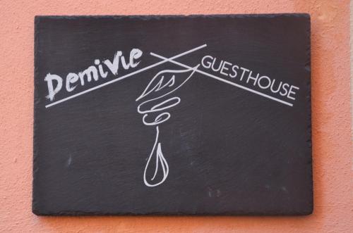 Una pizarra con un par de tijeras. en DEMIVIE GUESTHOUSE, en Lerici