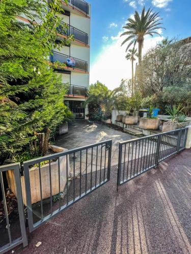 une clôture métallique devant un bâtiment dans l'établissement Cocon Riviera, à Cannes