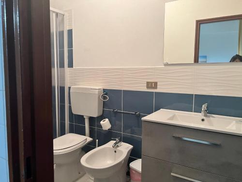 トラッペートにあるVista Mareのバスルーム(トイレ、洗面台、鏡付)