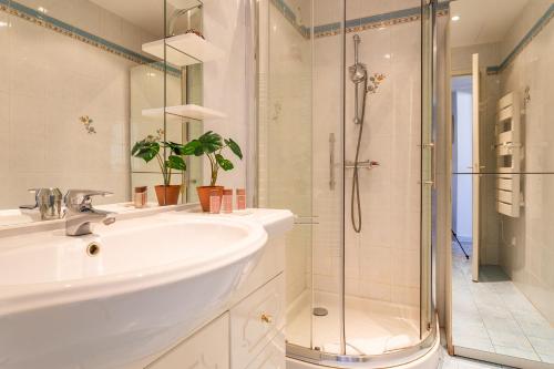 une salle de bain avec un lavabo et une douche dans l'établissement Le Minerve 3P DEB5515, à Cannes