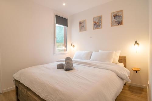 une chambre avec un lit avec un animal en peluche dessus dans l'établissement F2 hypercentre - Proche gare - WIFI gratuite, au Havre