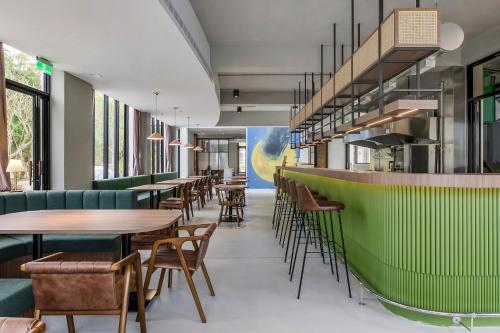 Ein Restaurant oder anderes Speiselokal in der Unterkunft Moda & the Moon B&B 