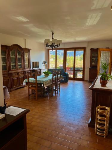 a kitchen and dining room with a table and chairs at Iria Chianti Home in Strada
