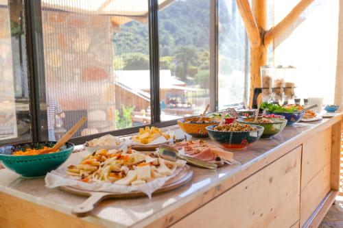 um buffet com muitas tigelas de comida num balcão em Babakamp Eco Ranch & Retreat em Muğla