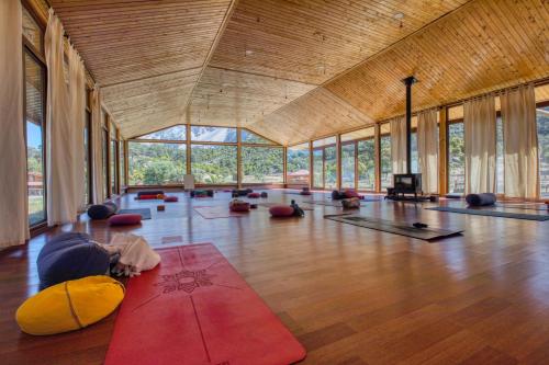 una stanza con molti tappetini per lo yoga sul pavimento di Babakamp Eco Ranch & Retreat a Muğla