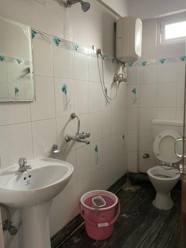een badkamer met een wastafel en een toilet bij Anjali Delux in Kalimpong