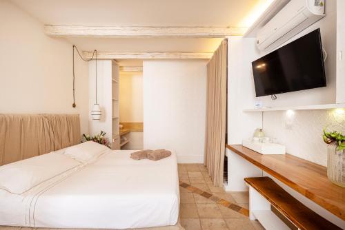 オートラントにあるMasseria Bandino & Spaのベッドルーム(ベッド1台、薄型テレビ付)